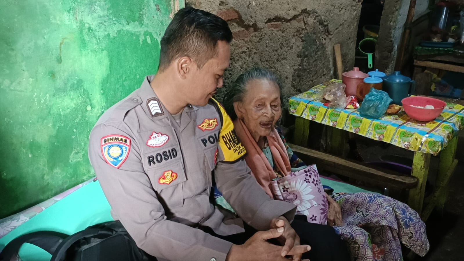 Sambang Warga di Desa Mundu Pesisir Perkuat Komunikasi dan Harkamtibmas - Tribratanews Polres Cirebon Kota