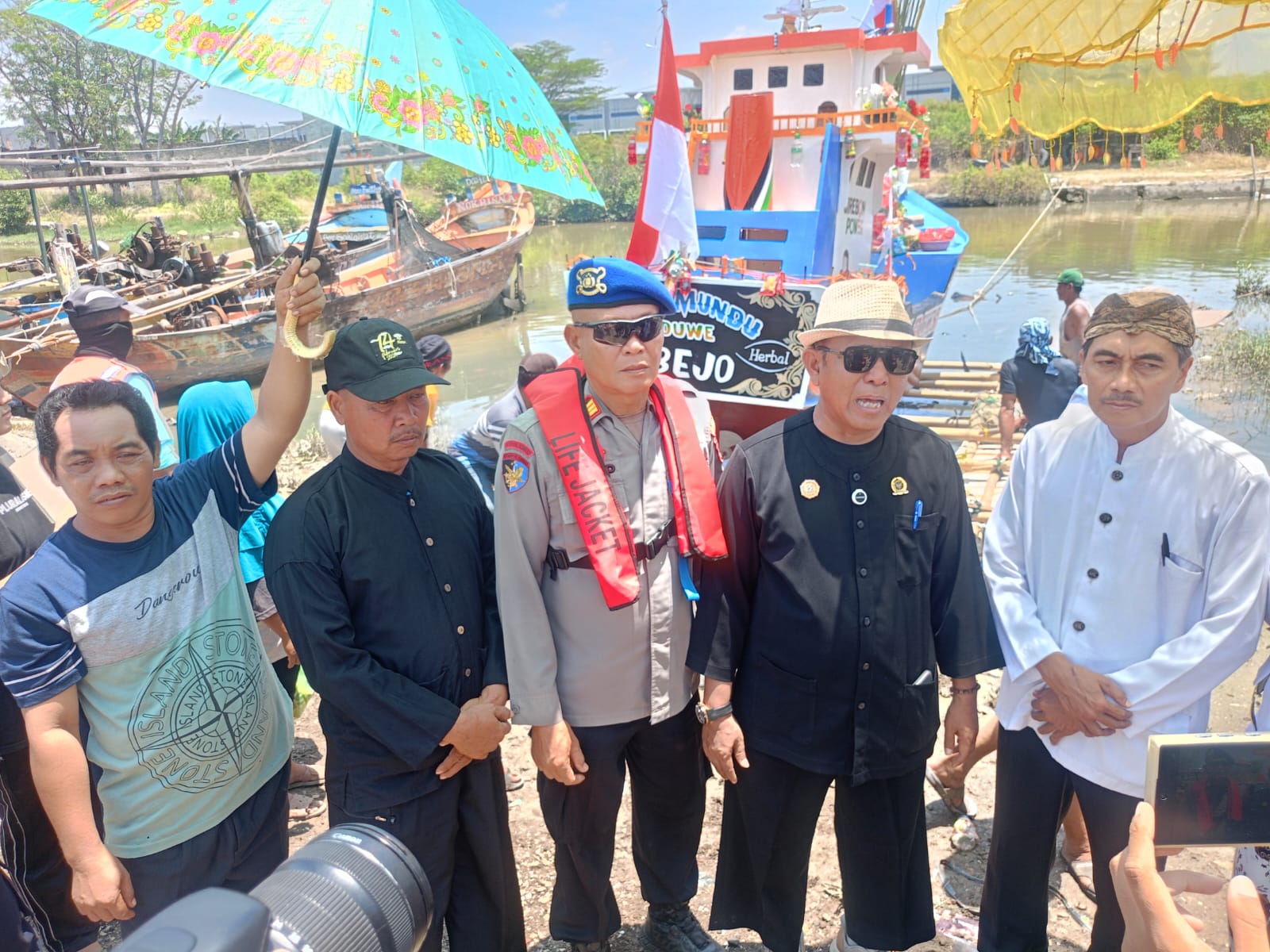 Polres Cirebon Kota Amankan Tradisi Nadran di Perairan Mundu Pesisir