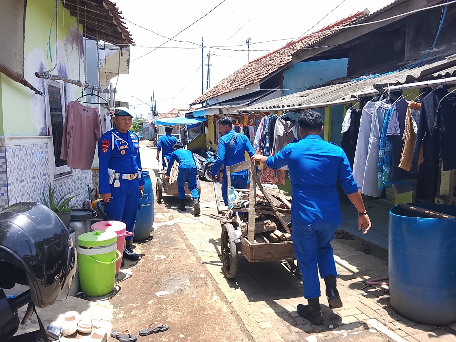 Polairud Polda Jabar Bersama Pemdes Mundupesisir Gelar Program Bedah Rumah